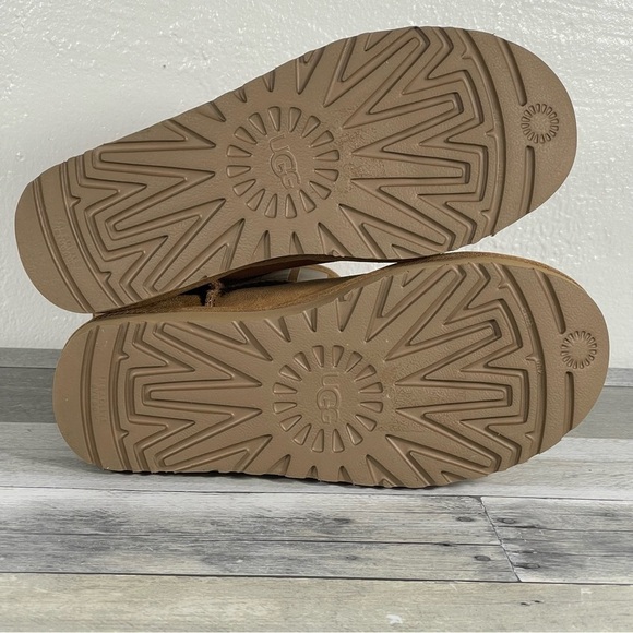 UGG Women's Classic Short Rubber Logo Cold-Weather Boots - Chestnut - Sz-6 .US - Picture 12 of 14